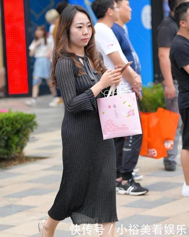 针织裙的问世,让瑜伽裤没地位了,穿裙子能修身还有优雅气质