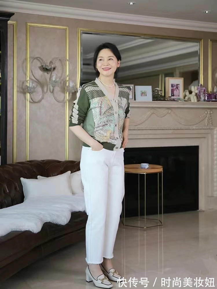女人 上了50岁的女人,针织衫别再配碎花裙,配长裤更显气质又高级