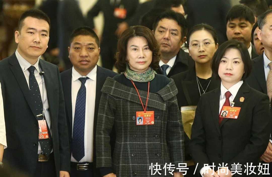 露肩|董明珠不愧是见过世面,穿露肩裙配高领打底,端庄又高级洋气