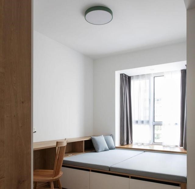 原木|客厅不要沙发，墙面不做造型，越简单的装修，反而越清爽实用