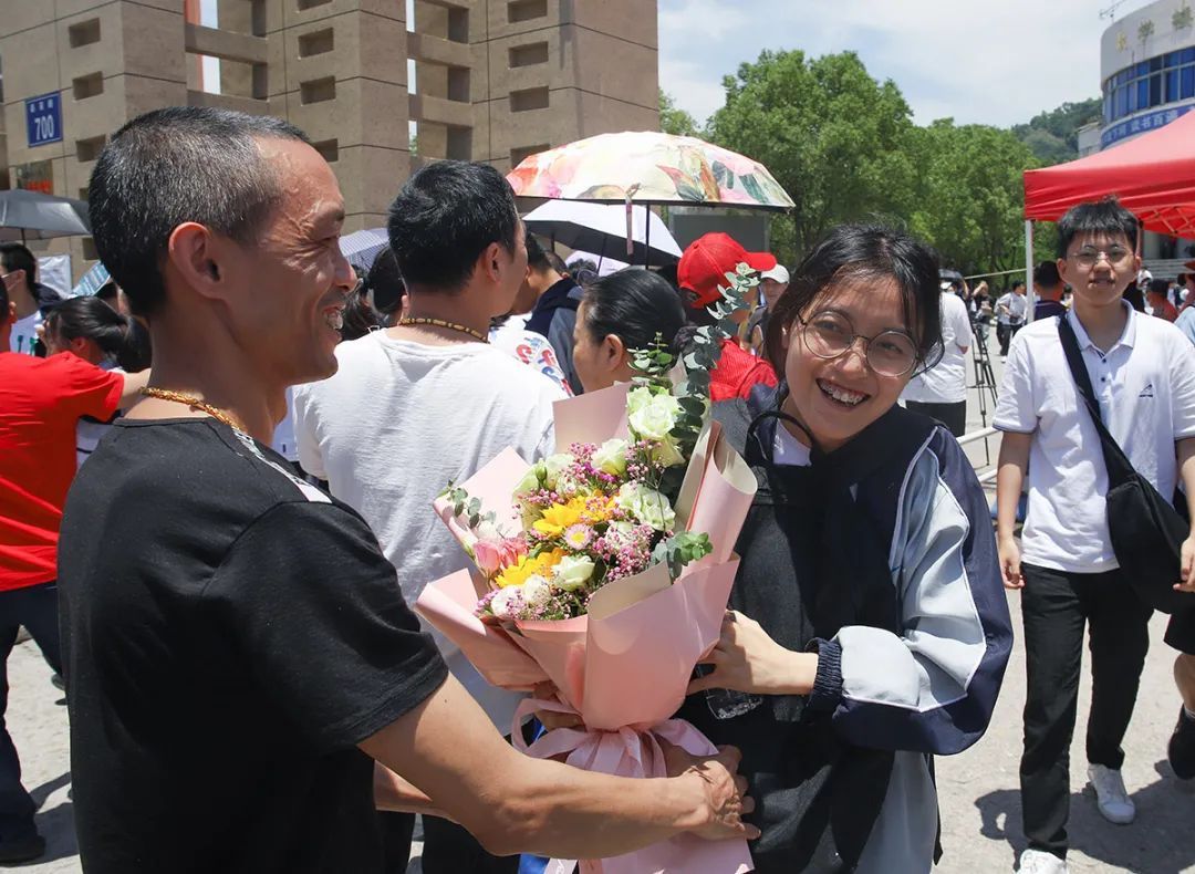 永嘉传媒集团|高考首日！现场直击！为5257名永嘉学子加油！！！