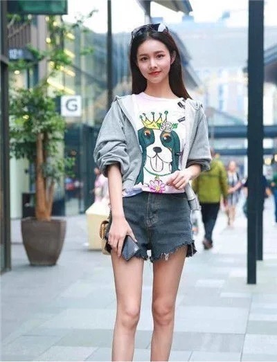 青春|街拍青春靓丽小姐姐,紧身衬衫搭配牛仔裤,尊贵奢华