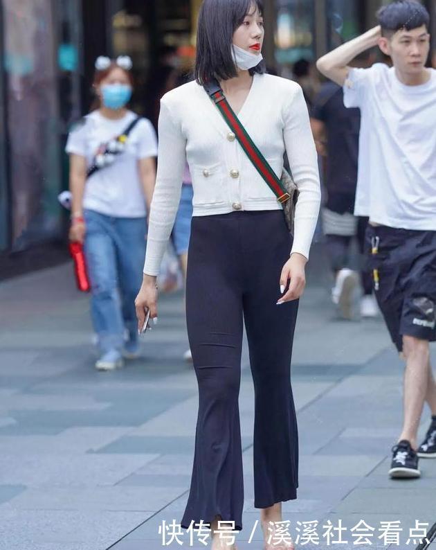 穿着打底裤充分展示女神气质,展现独特自我