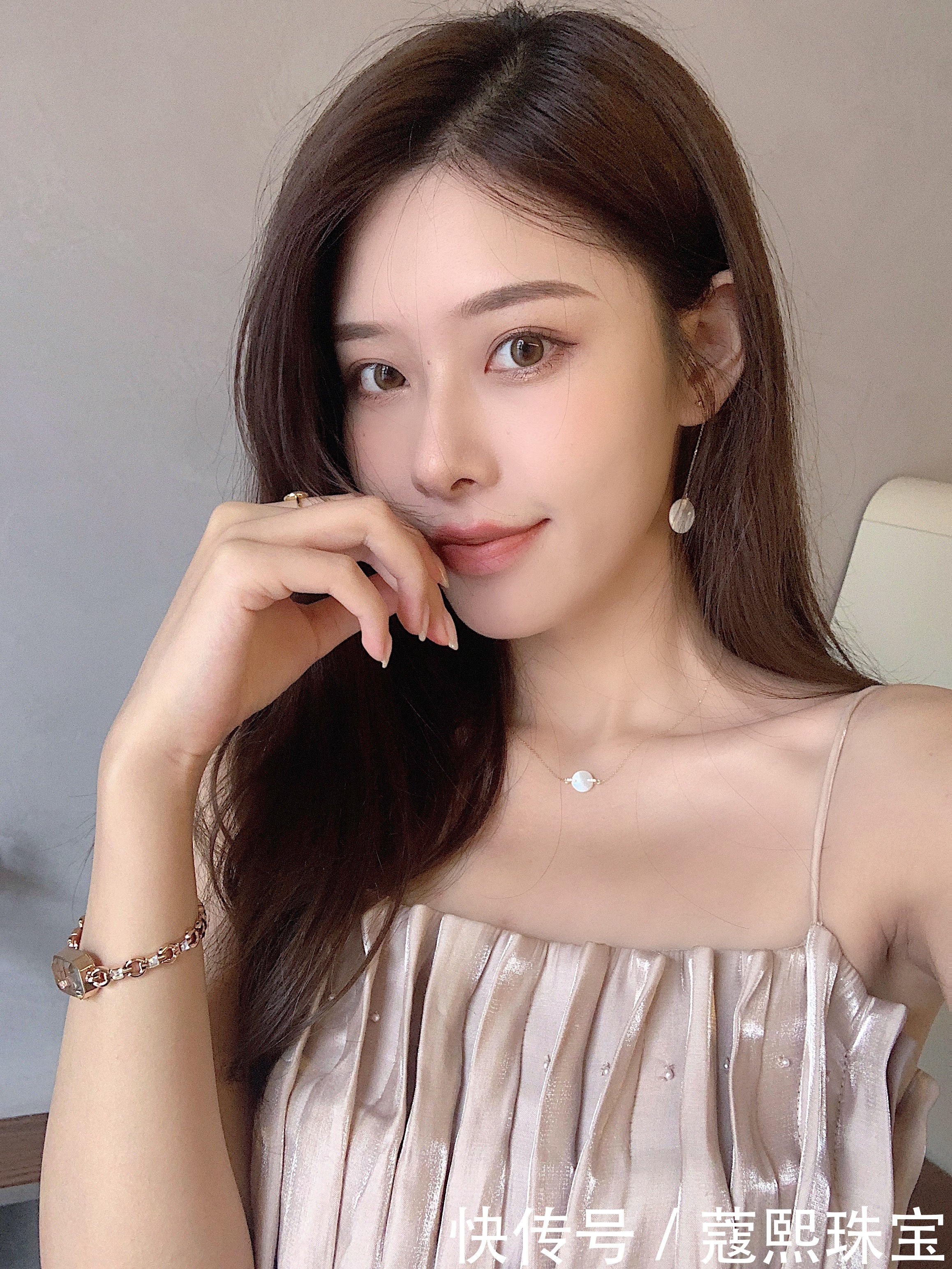 耳环是首饰里不可或缺的一物,如何根据场合选择珍珠耳环?