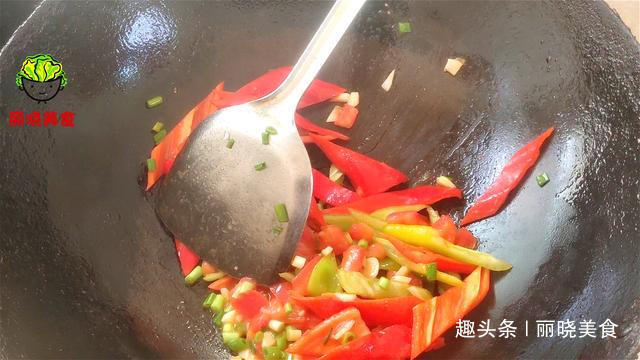 现在才知道，炒茄子不能先放油，大厨教你一招，出锅不发黑不吸油