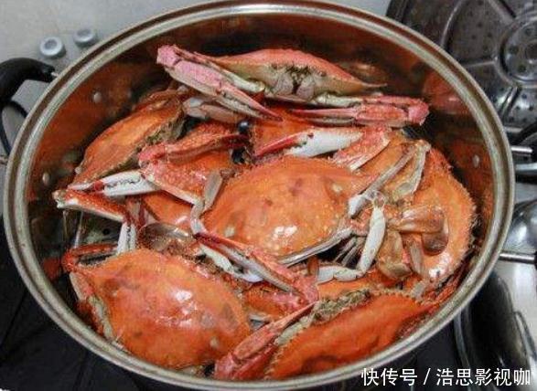 不管蒸什么螃蟹,最忌直接蒸!多加这1步,既不掉腿也不流黄