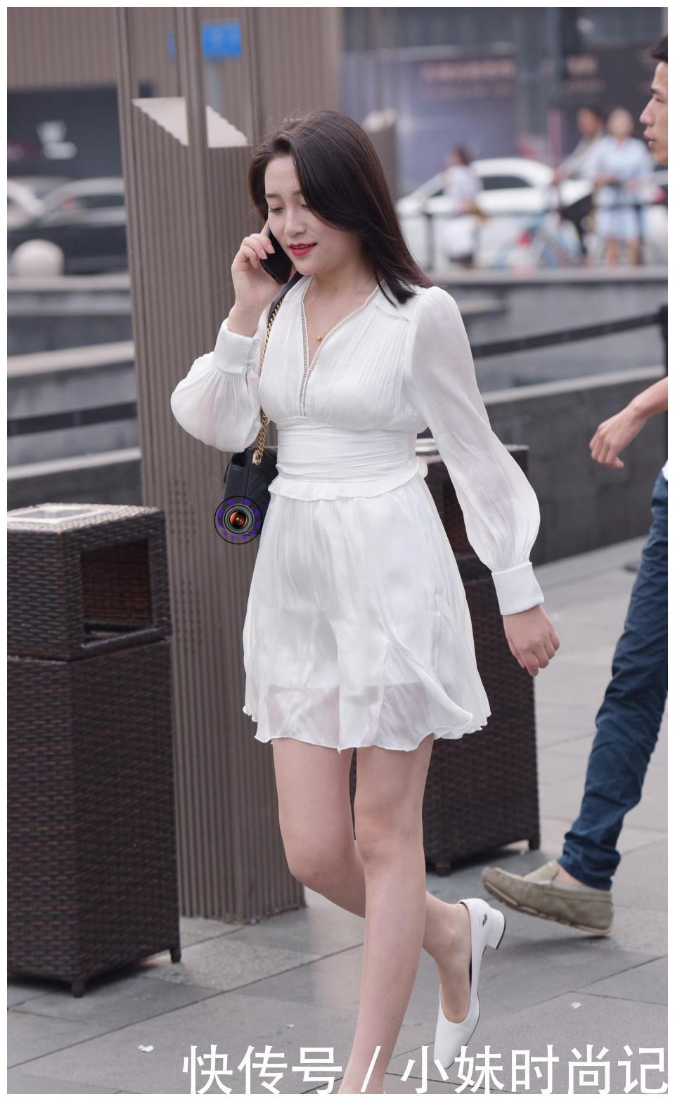 显胖|街拍:穿白色连衣裙, 美女搭配一条白色腰封, 不显胖还提升档次