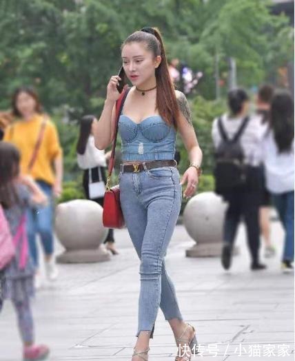 牛仔裤 一字肩短衫搭配牛仔裤,修身大气,时尚潮流!