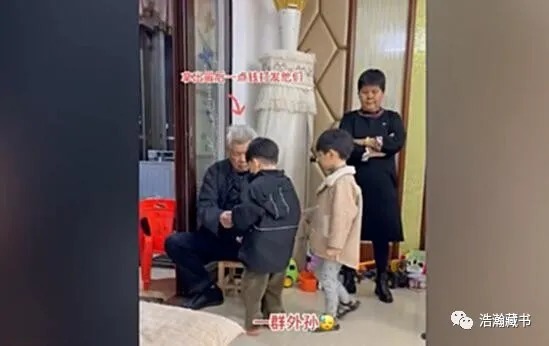 外孙|嫁出3个女儿过年来10个外孙,外公挨个发压岁钱,发到最后表情亮了