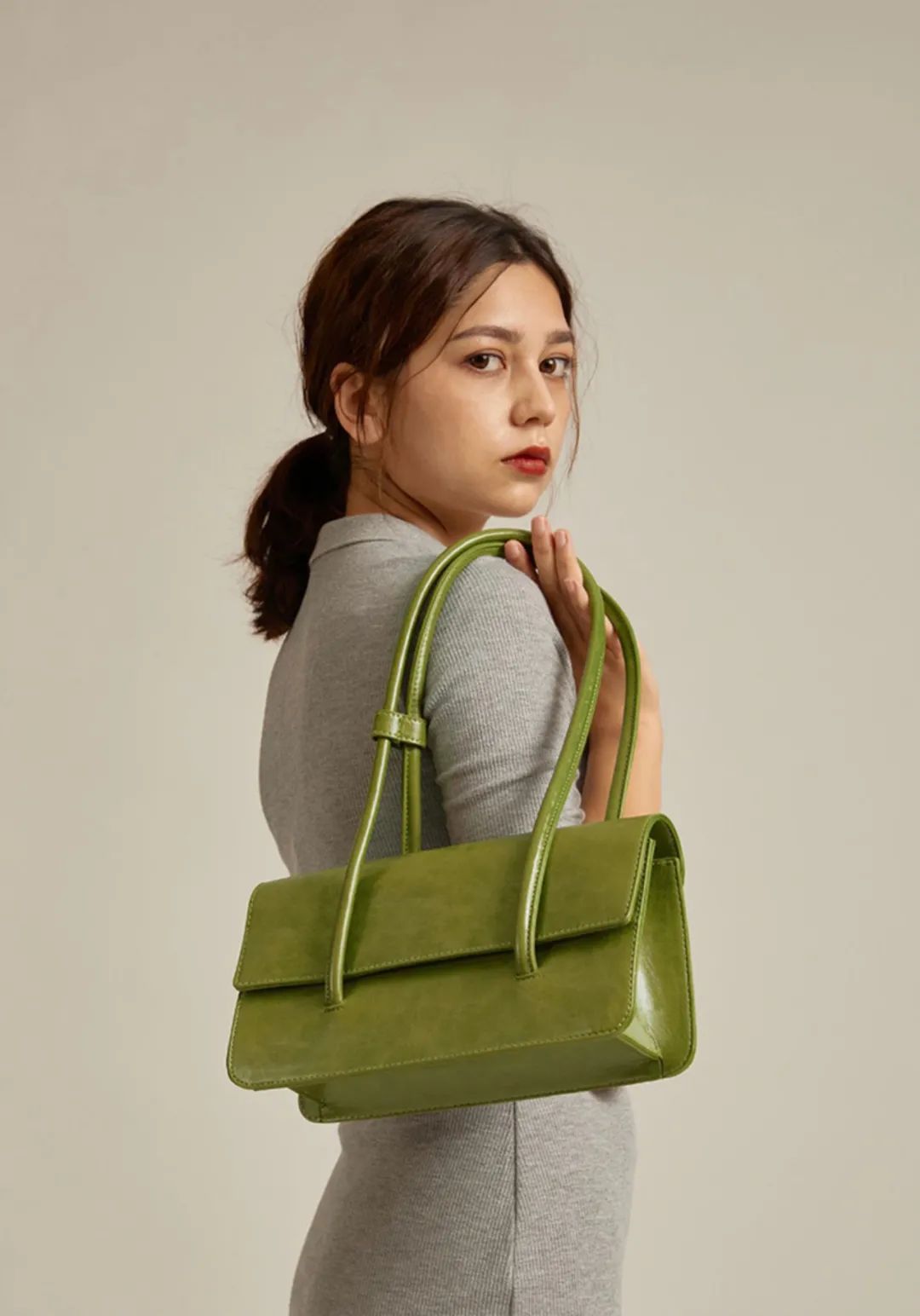 樱花粉|别再背黑白色的包包了！今夏流行彩色款式，时髦又好看