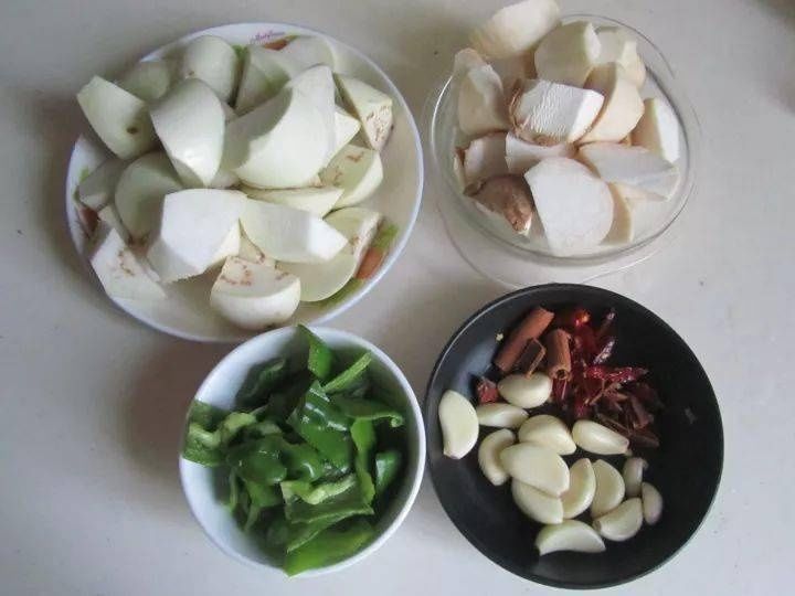 茄子别只会炒着吃,这种做法更香更省油更入味,比起炒着好吃百倍