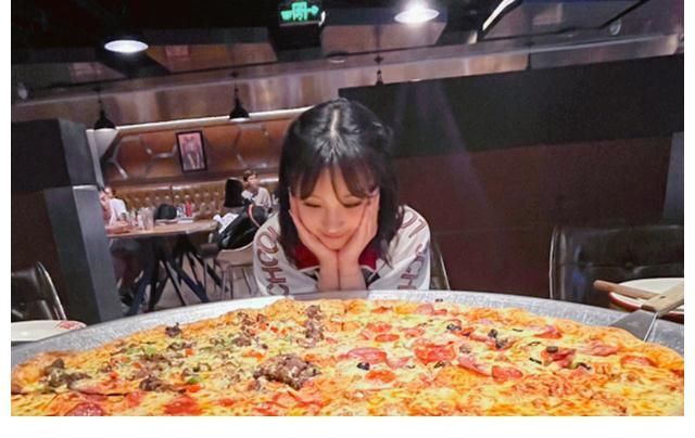 宋雨琦|宋雨琦回母校打卡最愛的披薩店，尺寸驚人，網友：確定吃得完？