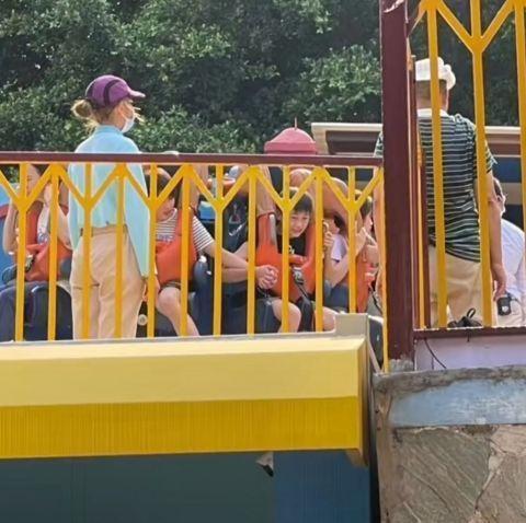 游乐园|全红婵套救生圈玩漂流,跳水天才还怕溺水?网友:红姐真多虑了