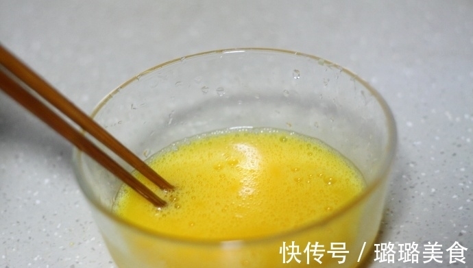 剩米饭只会做蛋炒饭?换个做法,比炒饭简单,吃起来酥香脆