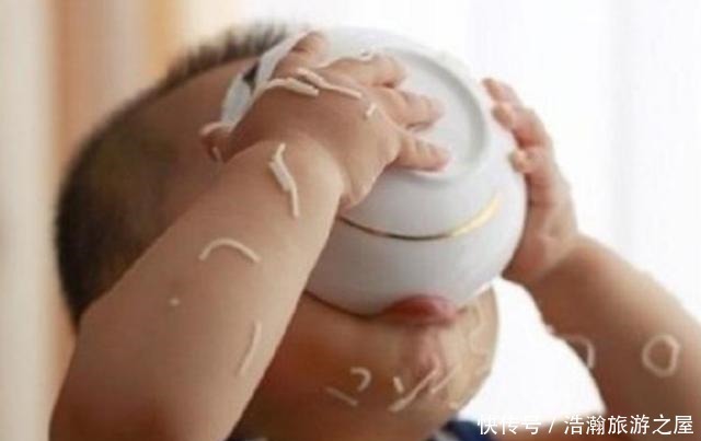 宝宝|有一种灾难,叫“宝宝自己吃饭”,宝妈都会经历这孩子打不打