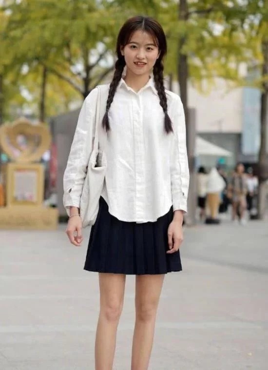 街拍:小姐姐的身材曲线很好,长相也十分清秀,美丽大方