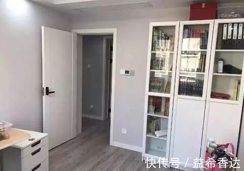 卫生间|老公不听劝非要在门口砌半堵墙，装好后发现太实用了，晒晒！