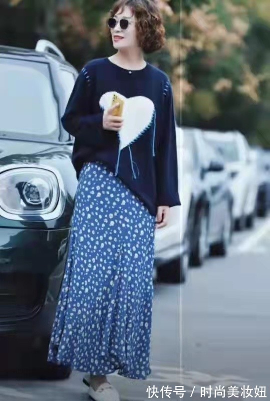穿搭|奔五的女人甩掉“大妈感”,看这位大龄姐姐,靠穿搭显年轻又优雅