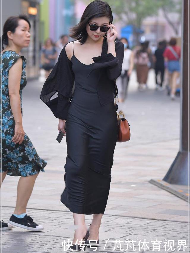 黑丝裙配橘红链子裙,大气端庄,精致时尚