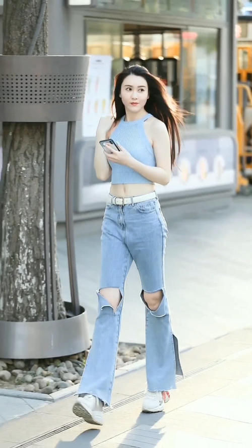 设计|街拍蓝色背心搭配牛仔裤,身材高挑气质出众,马甲线真的很明显