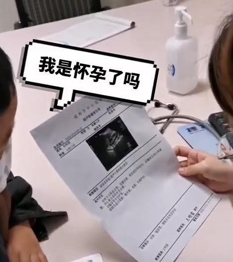 b超|小男孩严肃地问医生:我是怀孕了吗?大夫拍拍孩子小脸:没事哈!