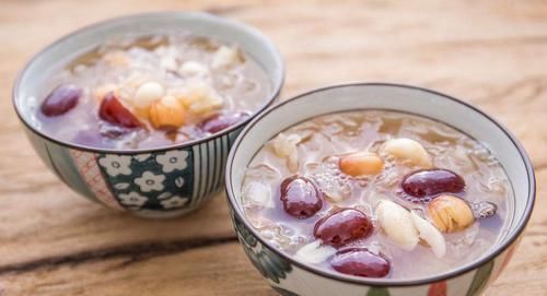 泡银耳用冷水还是用热水？做错了营养全浪费，很难煮出胶