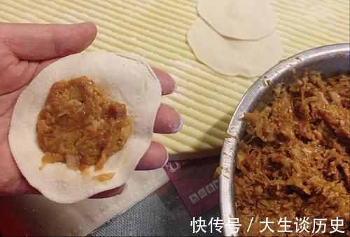 好吃|酸菜饺子好吃有诀窍，教你调馅的正确方法和用料，饺子不好吃才怪