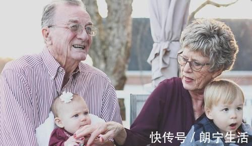 奶奶|奶奶带娃火了,孩子从“露西”变“翠花”,网友调侃:这是亲奶奶