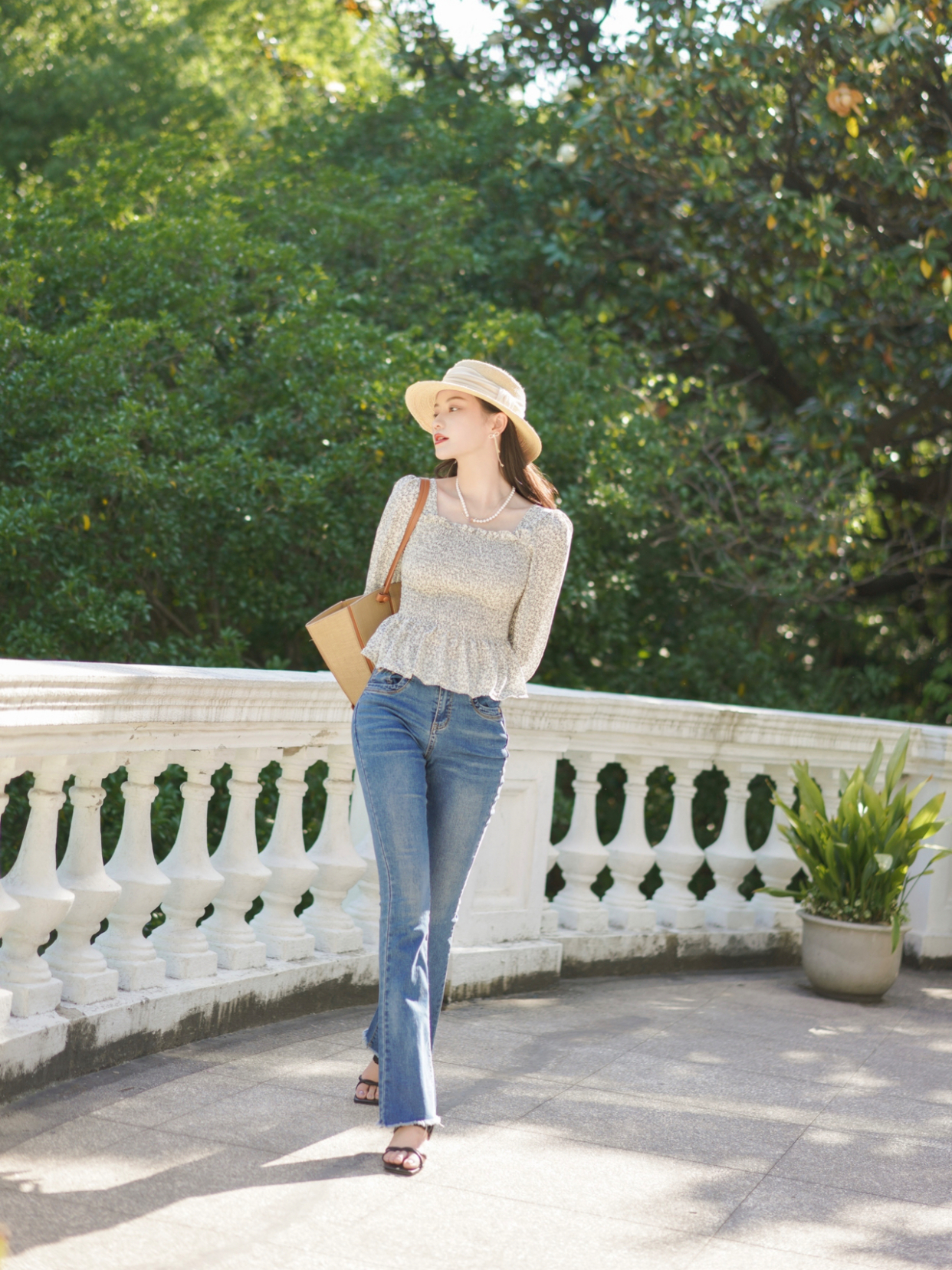 搭配|女神博主的夏季穿搭技巧,碎花上衣搭配牛仔裤高级洋气,显高显瘦