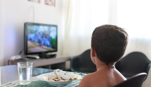 电视|“看电视”和“不看电视”的孩子,长大后的差距有多大?一目了然