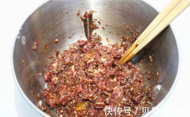 牛肉别总炖着吃了,试试这个做法,咬一口爆汁,早餐吃不错