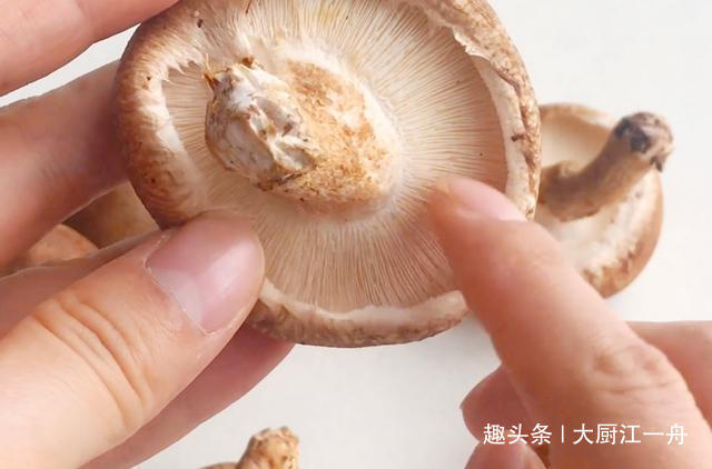 买香菇时,挑颜色深的还是浅的的菜农教你4招,别再买错了