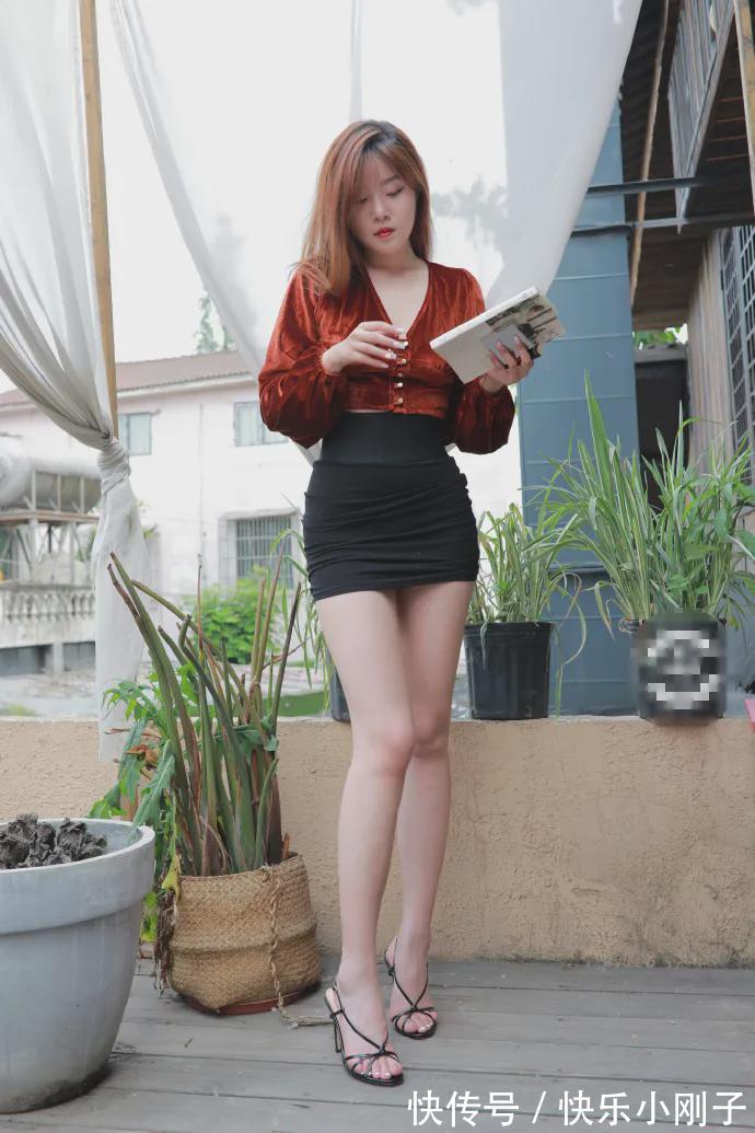 V领衫 包臀裙搭配V领衫,散发高雅的女人味