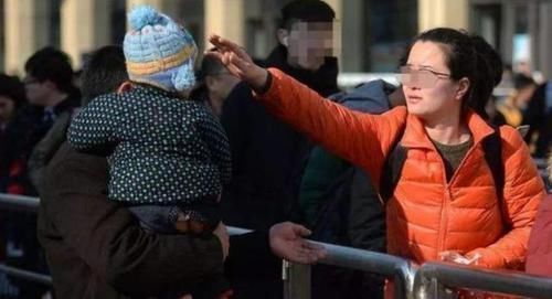 盘子|喂完孩子盘子都空了,90后宝妈掀翻饭桌,丈夫反手给妻子一巴掌