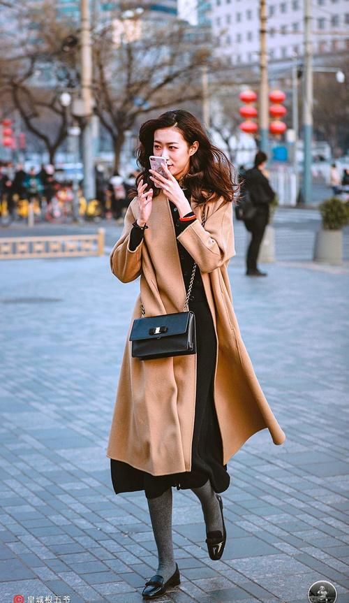 让自己|街拍:学习穿搭是一件巧妙的事情,因为它可以变化的招数有很多