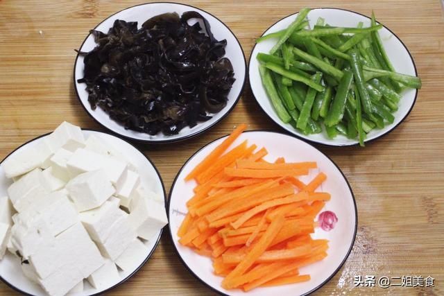 做豆腐小炒,牢记别直接下锅炒豆腐,多做2步,入味还不容易碎