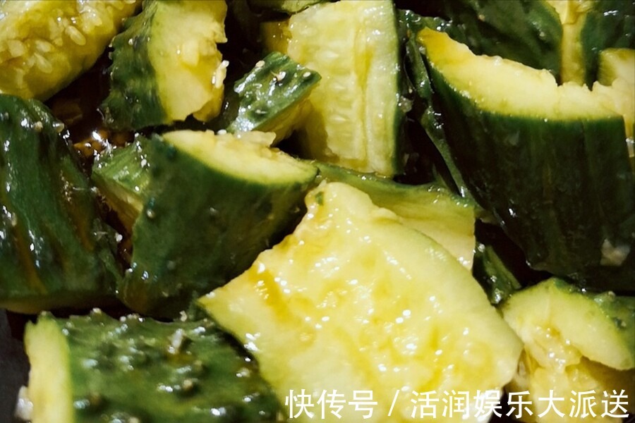 好吃|凉拌黄瓜,直接用盐腌就错了,多做1步,黄瓜更清脆,好吃又入味