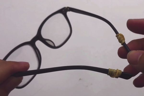 香皂盒上绑两根橡皮筋,作用真是太厉害了,解决了很多家庭的困扰