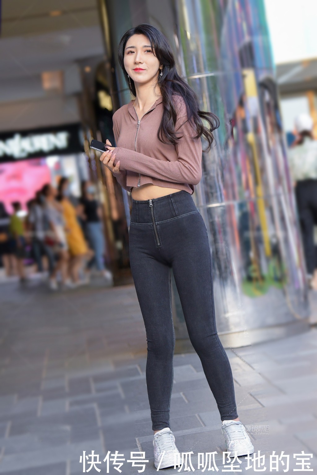 牛仔裤+针织衫搭配小白鞋，休闲时尚，秋冬季这么穿又美又显瘦！