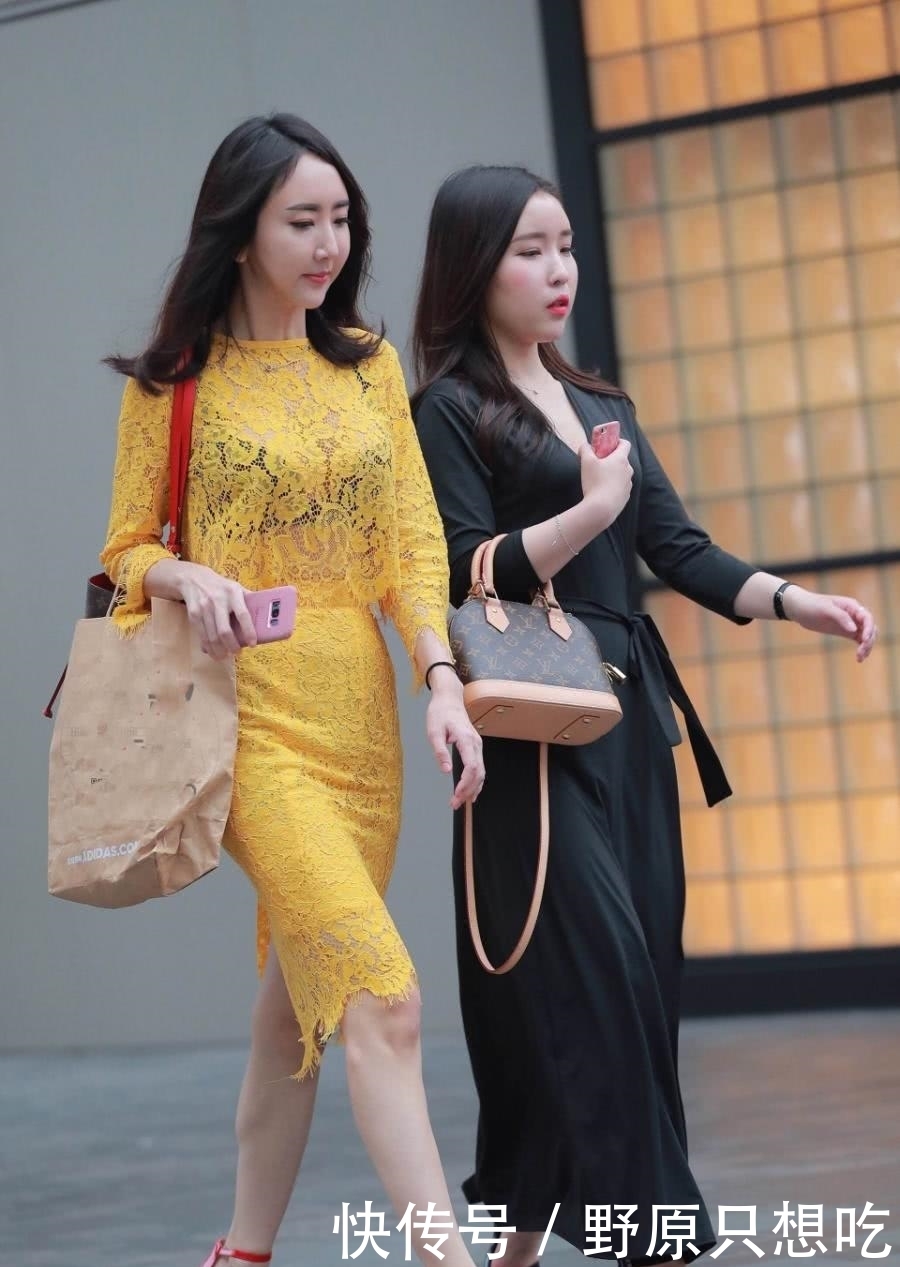 街拍:身材高挑的小姐姐身穿惊艳的黄色镂空连衣裙,充满浪漫气息