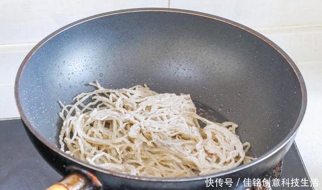 农村|农村大伯每天拿它当饭吃,城里人想吃只能咽口水,真羡慕