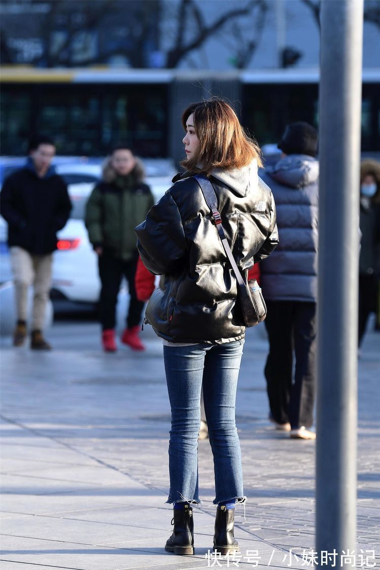 时尚 街拍:小姐姐羽绒服的领口和袖口珍珠边设计非常贵气,增加层次!