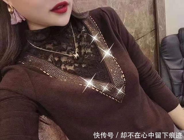 主流|今冬主流这款“烫钻小衫”,内衬外穿都嫩美,时髦又减龄