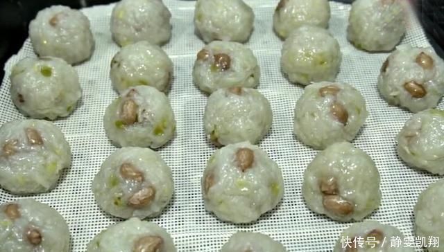 鲜嫩|丸子这样做最好吃,不放面粉不加水,鲜嫩又营养,我家2天做一回
