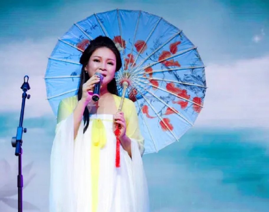  委婉|因长得丑蒙面参加好声音，却被导师委婉拒绝，如今的她已高不可攀