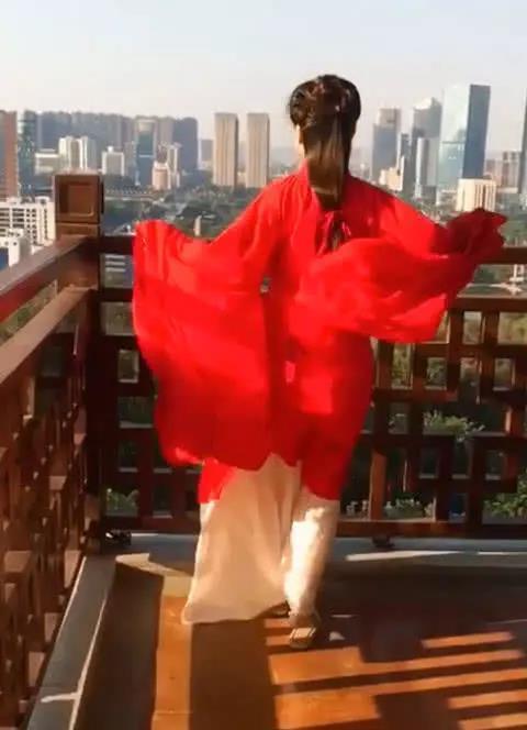 汉服|小姐姐红色汉服走红,背影潇洒却被鞋抢镜了,网友:谁给你的灵感