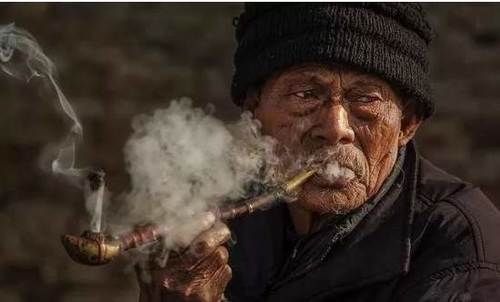 此话|俗语“老人是条龙,向谁谁家穷”,此话有何含义并非迷信