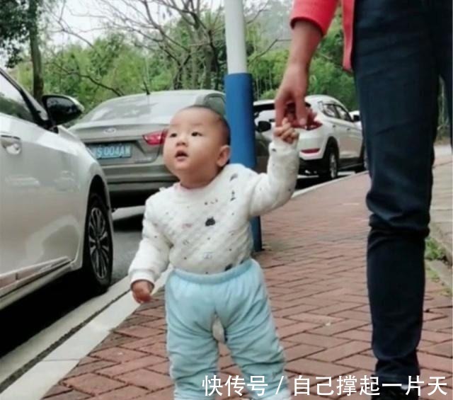 妈妈|2岁儿子和妈妈散步遇到美女,眼睛都不转了,下个动作妈妈笑哭了