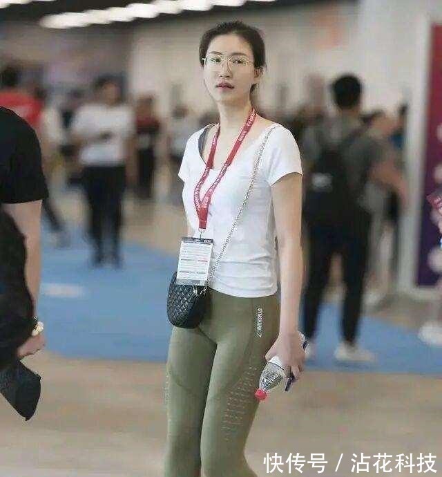 摆摆 气质出众的打底裤搭配,让造型显得时髦不单调,遮肉显瘦!