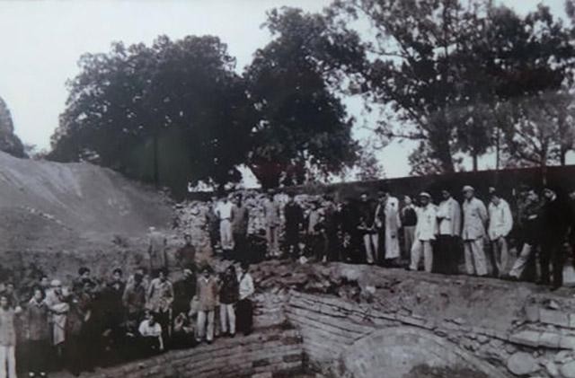 1956年定陵发掘现场，大量文物遭毁灭性损毁，皇帝遗骨被焚烧